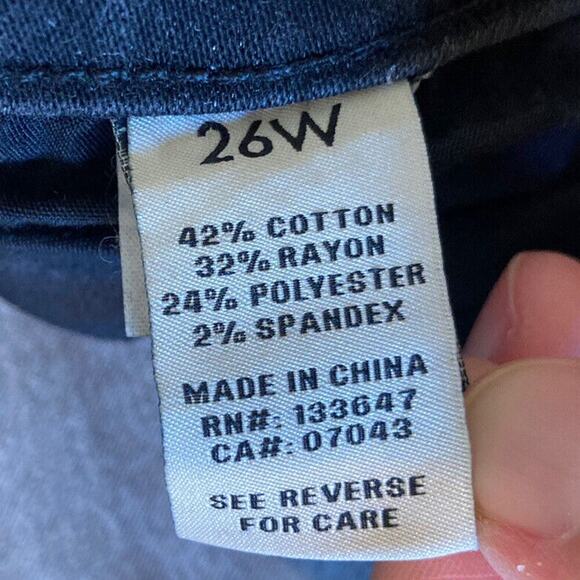 NWT Serra Retreat Distressed Fray Hem Crop Jeans Size 26W Women’s Black - Picture 4 of 10